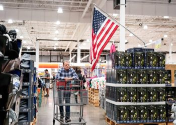 Most Americans falsely think the U.S. is in recession, poll shows