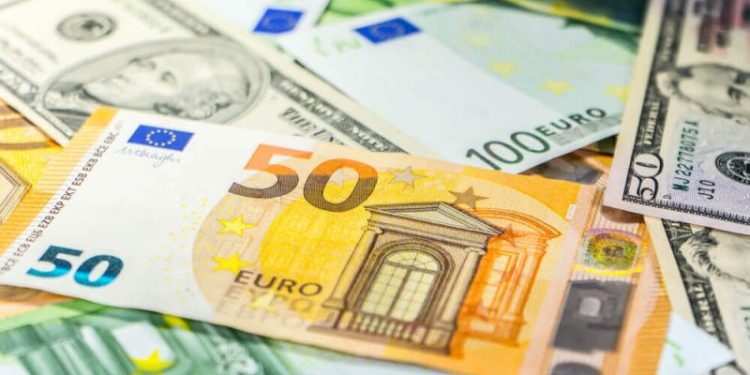 EUR/USD Seeks Stability at 1.0700 Support Point