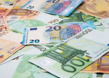 EURUSD and GBPUSD: Euro continues to slide under pressure
