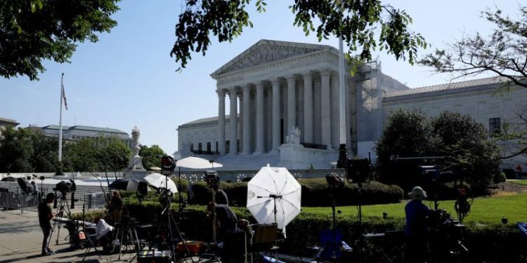 Justice Alito plans to remain on Supreme Court, resisting pressure to step aside: report