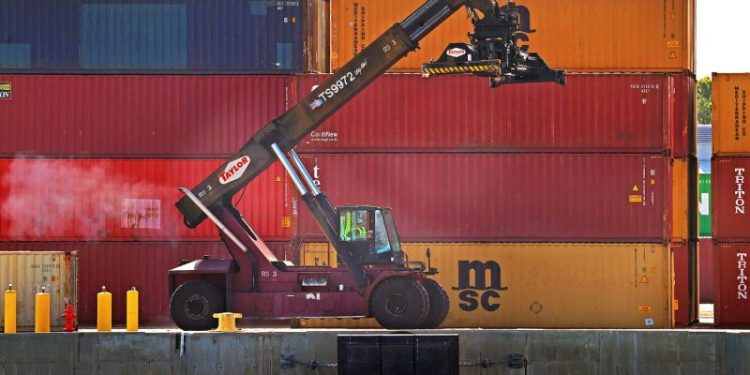 Dockworkers union, port companies reach tentative 6-year deal
