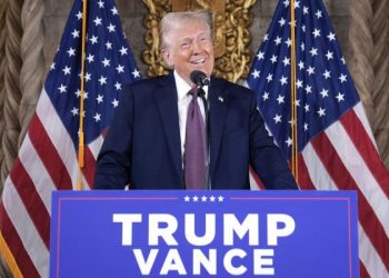 Trump huddling with Republican governors at Mar-a-Lago dinner